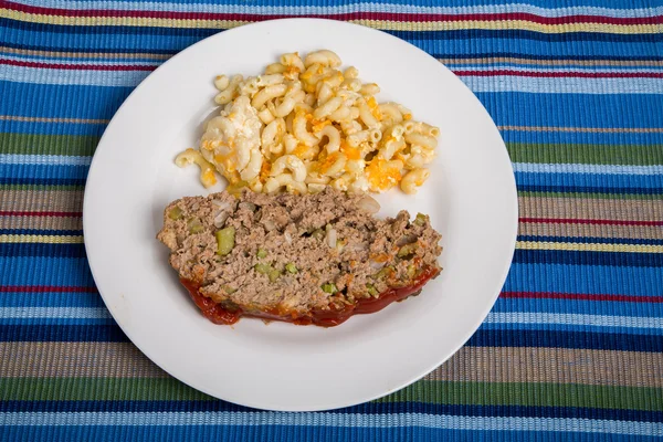 Meatloaf en macaroni kaas op gestreepte placemat — Stockfoto