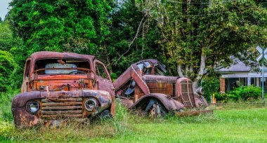 İki Eski Paslı Kamyon