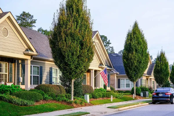 Amerikaanse vlag op Townhouse in Morning — Stockfoto