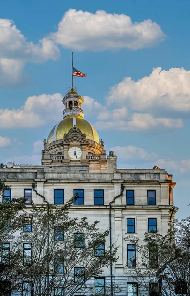 Bandiera a mezz'asta sul municipio di Savannah — Foto Stock