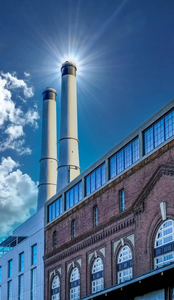 Sol Detrás de la vieja chimenea —  Fotos de Stock