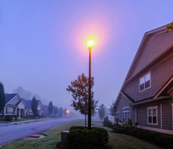 Luzes de rua em Foggy Comunidade — Fotografia de Stock