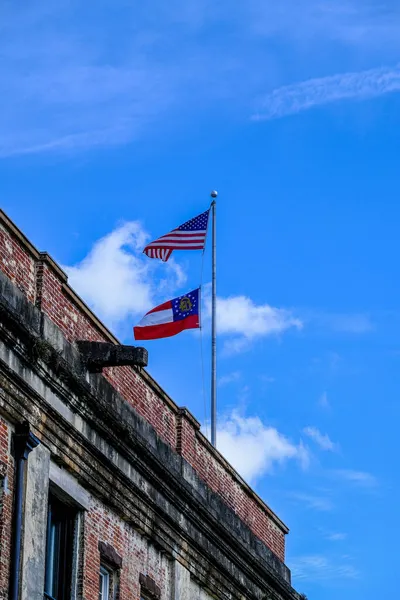 Bandeiras americanas e da Geórgia sobre tijolo velho — Fotografia de Stock