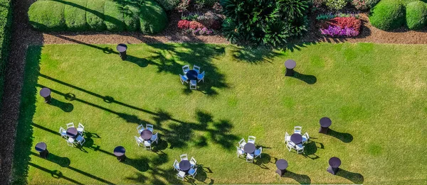 Tische und Schatten beim Outdoor-Event — Stockfoto