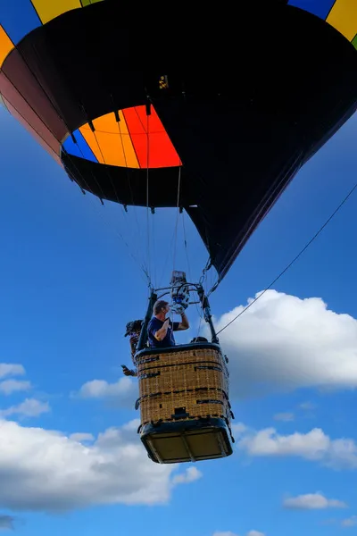 Heißluftballonfahrer bei der Landung — Stockfoto