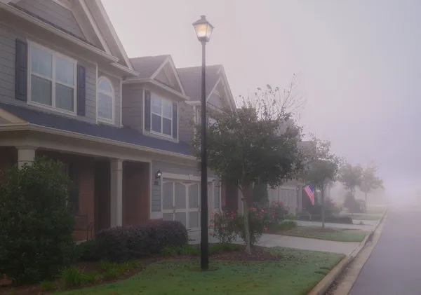 朝の霧の中で新しい町の家の行 — ストック写真