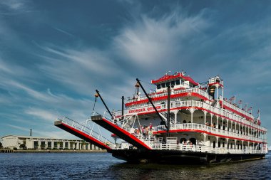 Georgia Kraliçesi Bulutların Altında