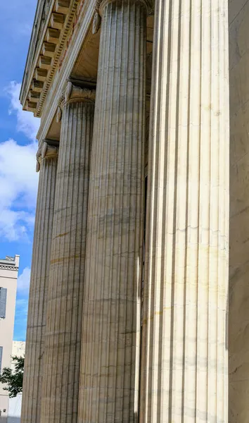 Огромные колонны на каменном здании — стоковое фото