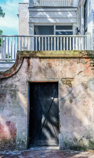 Beton Duvardaki Siyah Kapı