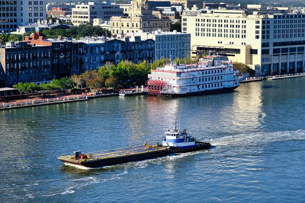 Barcaza siendo empujada río arriba Savannah — Foto de Stock