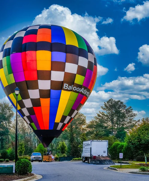 Heißluftballon wird angebunden — Stockfoto