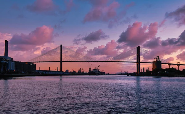 Hangbrug bij zonsondergang — Stockfoto