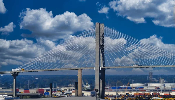 貨物にかかるタルマッジ橋 — ストック写真