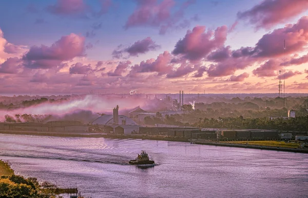 Tugboat przeszłości przemysłu ciężkiego — Zdjęcie stockowe