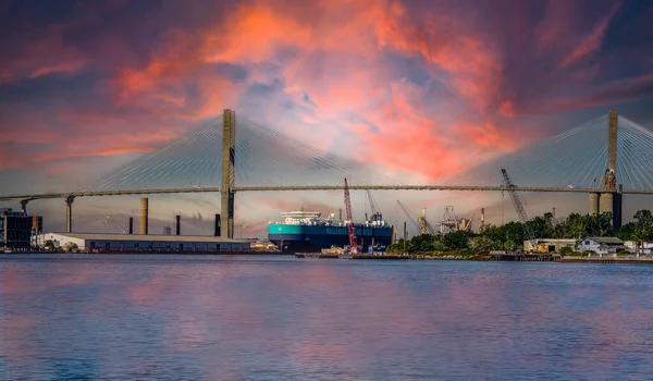 Freighter verlaat Savannah bij zonsondergang — Stockfoto