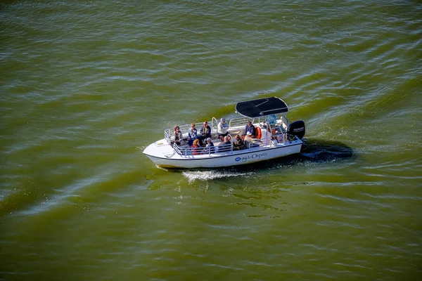 За пределами туристического судна Osprey на реке Саванна — стоковое фото