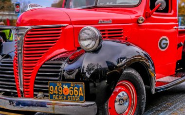 Georgia 'dan eski bir kırmızı kamyonet.