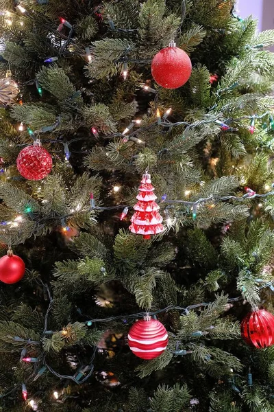 Adornos rojos y luces en el árbol de Navidad —  Fotos de Stock