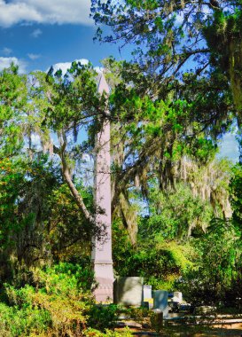 Bonaventure Mezarlığındaki Obelisk