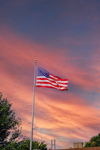 Αμερικανική σημαία στον μπλε ουρανό κατακόρυφα — Φωτογραφία Αρχείου