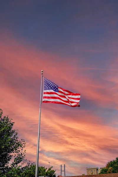 American Flag on Blue Sky Vertical Imagem De Stock