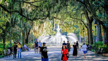 Savannah Georgia 'daki Forsyth Park' ın tadını çıkaran insanlar.