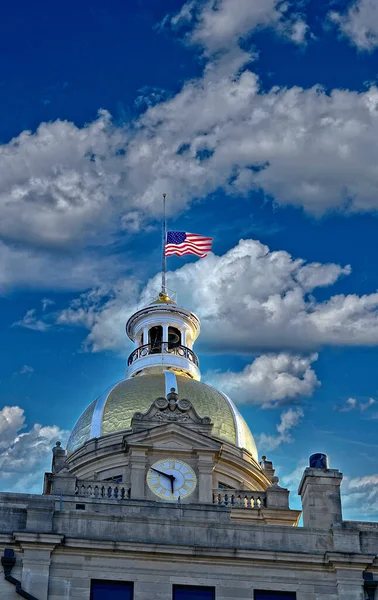 Flag at Half Mast on Savannah City Hall — стоковое фото