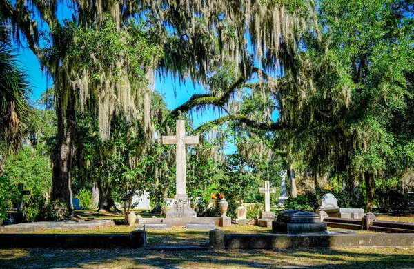 Grande cruz sobre o cemitério de Boaventura em Savannah — Fotografia de Stock