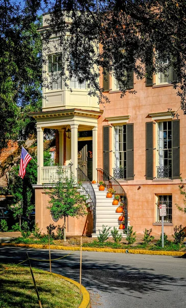 Oranje Pompoenen op Steps met Amerikaanse Vlag — Stockfoto