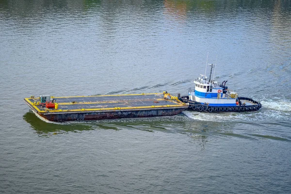 Blue and White Tug Pushing Barge — 图库照片