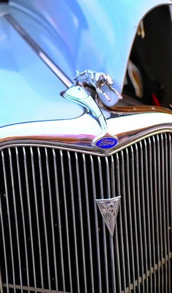 Classic Ford V8 Grill and Hood Ornament — Foto Stock