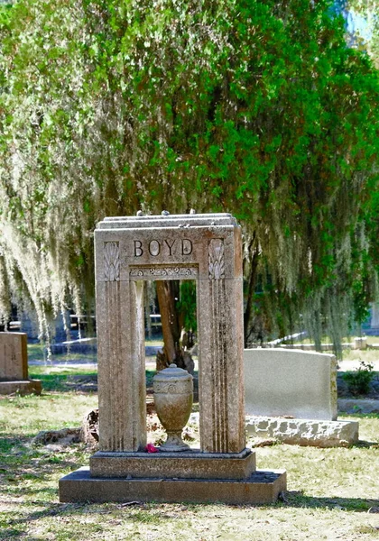 Tombstone with Urn in Bonaventure — Photo