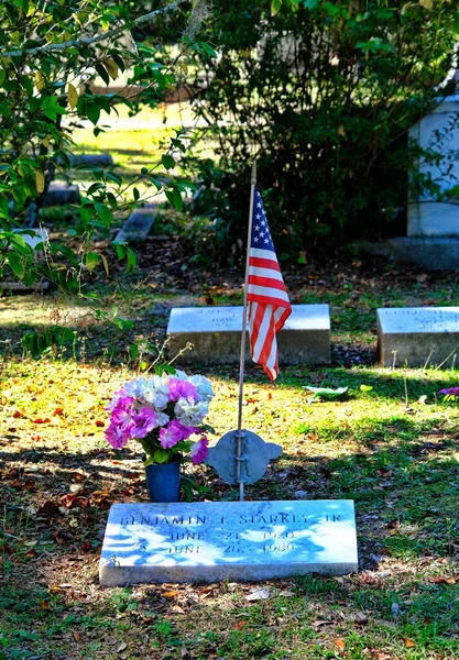 American Flag on Old Grave — Stock Photo, Image