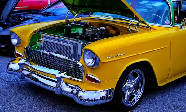 Motor personalizado no Chevy amarelo clássico — Fotografia de Stock