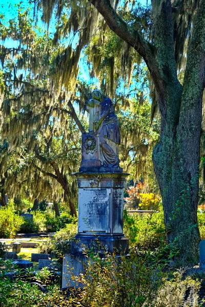 Ancienne statue ornée en cimetière Bonaventure — Photo