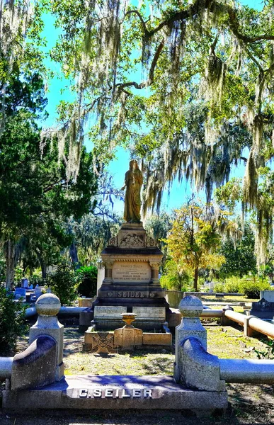 Antigua cripta funeraria en el cementerio de Bonaventure — Foto de Stock