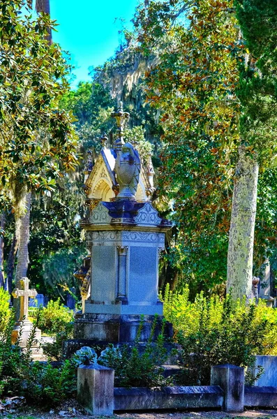 Très vieux marqueur de tombe orné — Photo