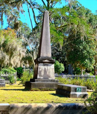 Bonaventure Mezarlığındaki Taş Dikilitaş