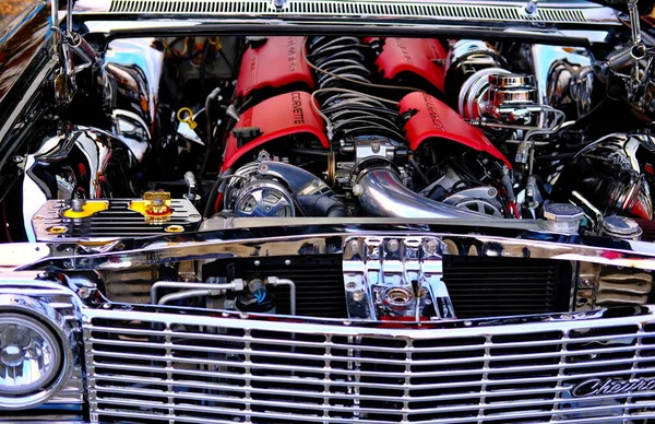 Motore a corvetta nella vecchia Chevy — Foto Stock