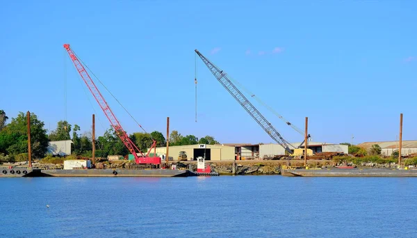 Guindastes na doca industrial em Savannah River — Fotografia de Stock