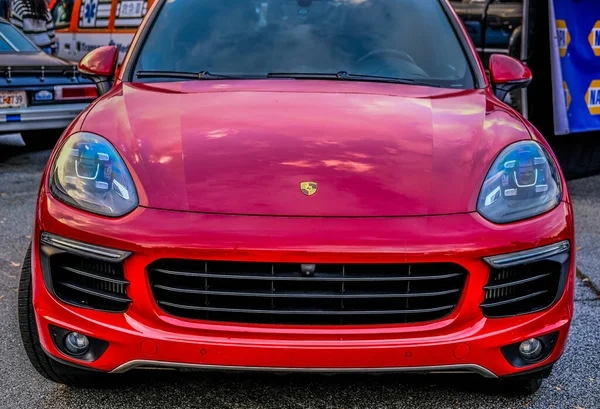 Červené Porsche na autosalonu — Stock fotografie
