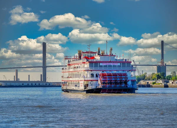 Georgia Queen Riverboat remando hacia el puente de Talmadge en Savan —  Fotos de Stock