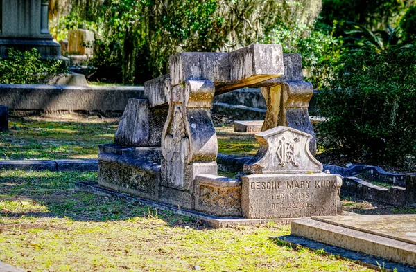 Gammal skulptur på Bonaventure Grave — Stockfoto