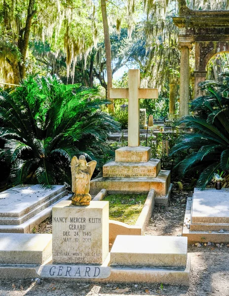 Old Graves Amongst Greenery — Fotografia de Stock