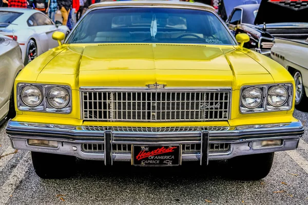 Chevrolet amarelo clássico — Fotografia de Stock