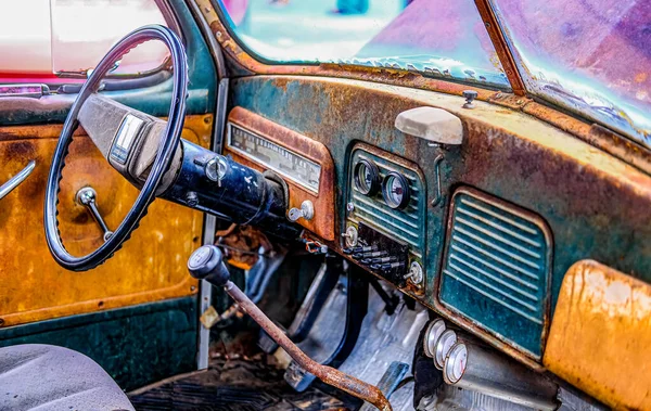 Armaturenbrett eines alten rostigen Chevy-Lastwagens — Stockfoto