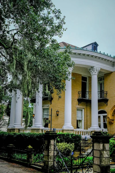 Posiadłość Savannah z kolumnami — Zdjęcie stockowe