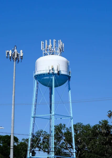 Wassertank und Mobilfunkmasten — Stockfoto