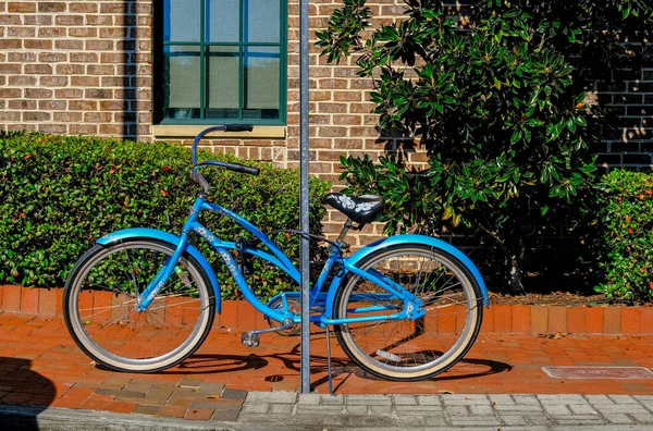 Bici blu incatenata al segno — Foto Stock