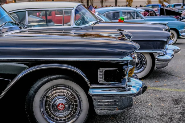 Classic Autos σε έκθεση αυτοκινήτων — Φωτογραφία Αρχείου